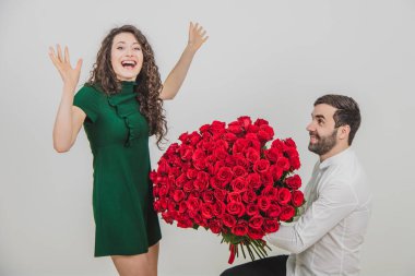 Sonunda erkek kız arkadaşına evlenme teklif etmeye karar verdi. Şimdi çok mutlu, elini kaldırıyor ve evet diyor..