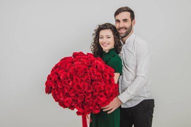 Gülümseyen genç çift ilk yıl dönümlerini kutluyor..