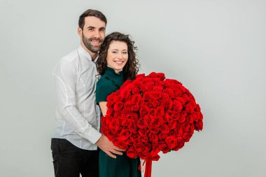 Gülümseyen genç çift ilk yıl dönümlerini kutluyor..