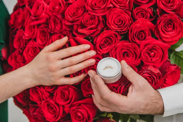 Banda czerwonych róż, obrączka i miłość - wszystko czego potrzebujesz do propozycji małżeństwa. — Zdjęcie stockowe