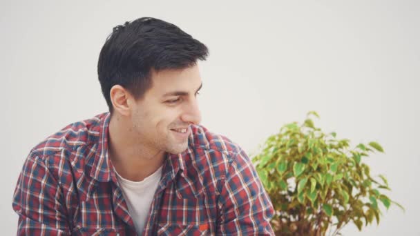 Joven inspirado de pie en sus nuevos apartamentos, sonriendo, mostrando las llaves de la nueva casa . — Vídeos de Stock