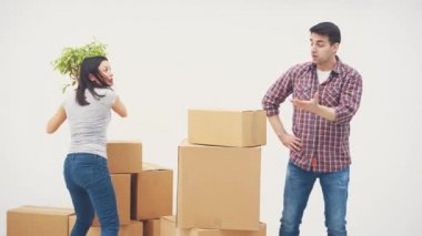 Çift yeni bir daireye taşınıyor. Tartışıyorlar, çünkü bütün o büyük karton kutuları nereye koyacaklarını bilmiyorlar. Kadın saksıyı ona fırlatmaya hazır..