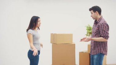 Çift yeni bir daireye taşınıyor. Tartışıyorlar, çünkü bütün o büyük karton kutuları nereye koyacaklarını bilmiyorlar. Kadın kutuyu ona fırlatmaya hazır..