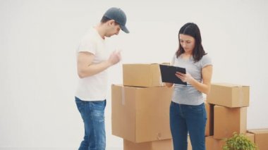 Genç bir kadın yeni bir yere taşınıyor. Karton kutuları yeni daireye taşıması için bir kurye çağırmış. Pazarlık yapıyorlar..