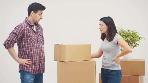 Çift yeni bir daireye taşınıyor. Kavga ediyorlar, çünkü bütün o büyük karton kutuları nereye koyacaklarını bilmiyorlar.. — Stok video