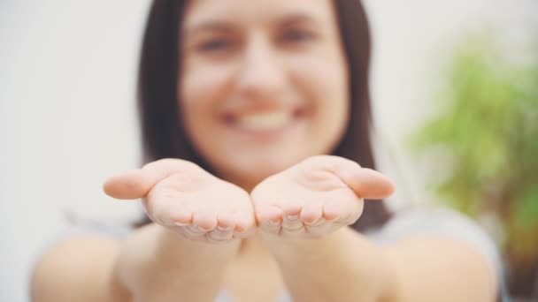 Sfocato ritagliato bella donna con sorriso splendente, estendendo alla fotocamera i palmi delle mani aperte . — Video Stock