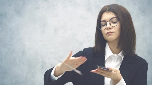 Joven empresaria confiada vestida con traje formal arrojando efectivo patético de su mano . — Vídeos de Stock