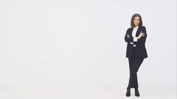 Femme d'affaires attirante pleine longueur en costume debout avec les bras croisés, regardant sérieusement la caméra, posant . — Video