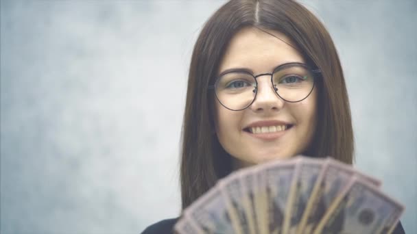 有信心的年轻女商人穿着正装，手里拿着一大把钞票 — 图库视频影像