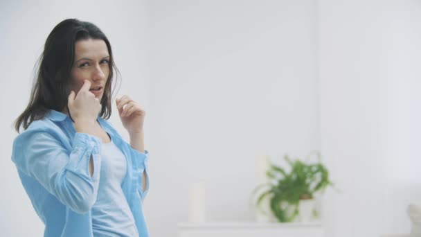 Langsam. brünette Frau zeigt Empörung mit Mimik und Gestik, isoliert, auf weißem Hintergrund. 4k. — Stockvideo
