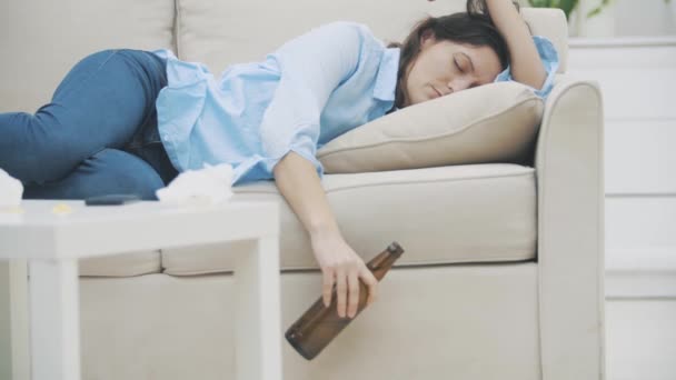 Lento. La mujer duerme después de beber cerveza. De cerca. 4K . — Vídeo de stock