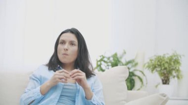 Yavaş ol. Patlamış mısır çiğneyen sevimli kadına yakın çekim. Lezzetli. 4k.