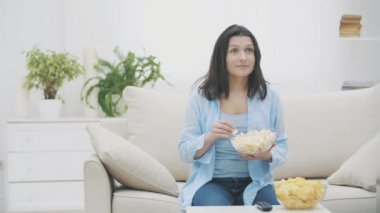 Yavaş ol. Mutlu kadın büyük tabaklardan abur cubur yiyor. 4k.