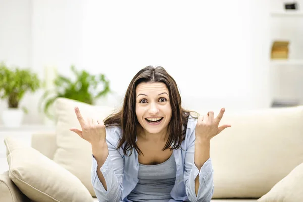 Glückliche Frau, die in die Kamera blickt und auf imaginäre Gegenstände zeigt, isoliert. Nahaufnahme. — Stockfoto