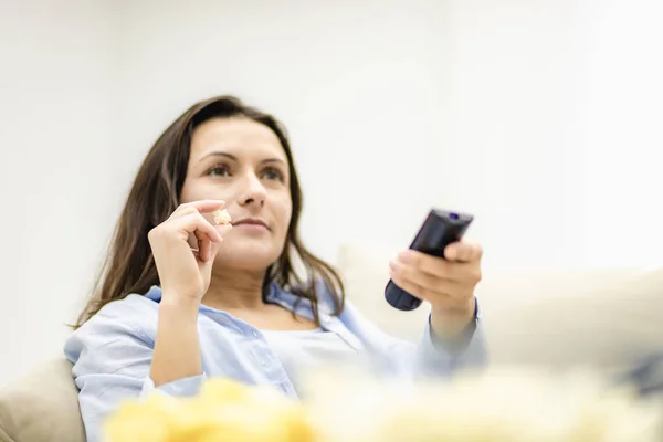 Involvierte Frau isst Popcorn, isoliert, weißer Hintergrund. Nahaufnahme. — Stockfoto