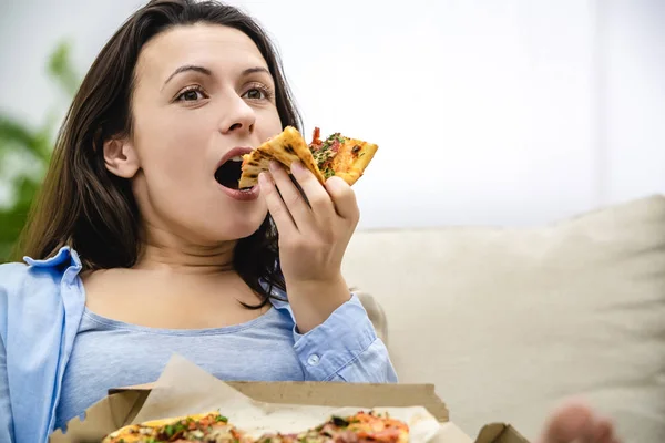 Tevreden en gelukkige vrouw eet graag pizza. Sluit maar af. Kopieerruimte. — Stockfoto