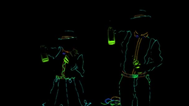 Een animatie. Animatie. Barmannen laten zien. Optreden. Barmeid en barman maken samen jongleren, op zwarte achtergrond. Langzame beweging. 4k. — Stockvideo