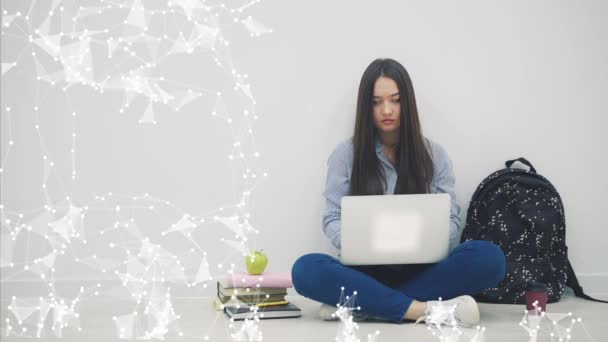 Preciosa joven asiática sentada en el suelo en posición lotos, buscando algo en su portátil, levantando una hoja de papel con "¿estás listo para el examen" escrito en ella. Expresión de cara sin alegría . — Vídeos de Stock