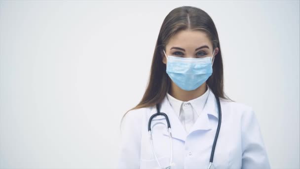 Galna kvinnliga läkare ser misstänksam, håller stor kniv i handen, viftar med den desparat, sedan attackera video operatör. — Stockvideo
