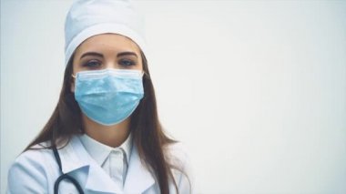 Genç bayan doktor sandalyeye oturdu, tıbbi maskeyi çıkardı, şakağına masaj yaptı, derin derin iç çekti, bazı zorluklarla karşılaştı..