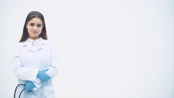 Прекрасна усміхнена жінка кладе стетоскоп на шию, складає руки, виглядає впевнено . — стокове відео