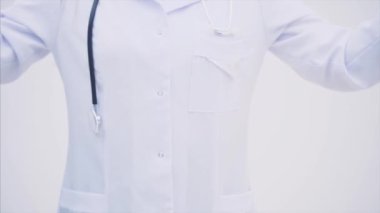 Bir sürü küçük beyaz hap ve iki paket mavi ve pembe hap doktorların ellerinde. Tıbbi tek kullanımlık eldivenler giymişler..