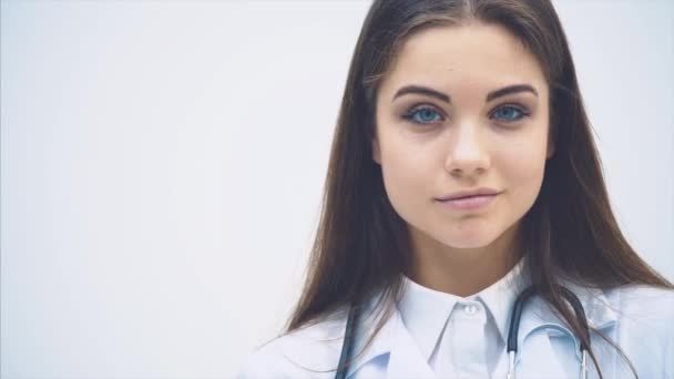 Självsäker kvinnlig läkare som står, korsar händerna, håller två sprutor. — Stockvideo