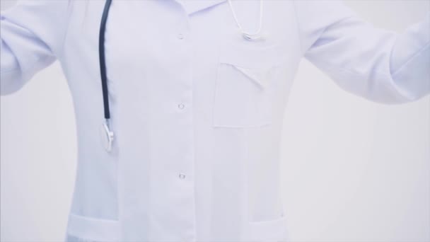 Molte piccole pillole bianche e due blister di pillole blu e rosa nelle mani dei medici vestiti con i guanti monouso medici . — Video Stock