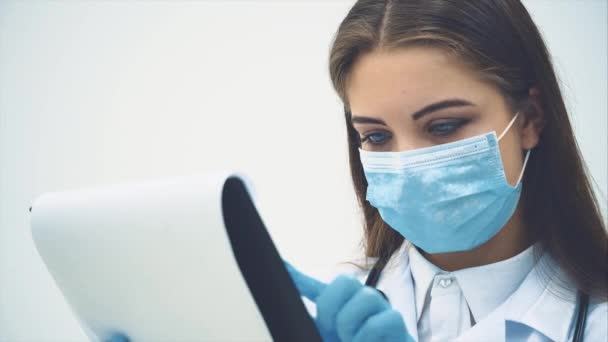 Pasante femenina concentrada de pie, sujetando portapapeles, revisando datos, volteando páginas, asintiendo con la cabeza . — Vídeos de Stock