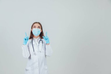 Steril eldiven ve steteskopla genç bir doktorun portresi..