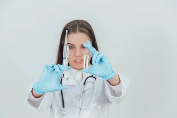 Rozmazané podivné doktorky držící se za ruce stříkačkami před kamerou, bláznivě se dívající. — Stock fotografie