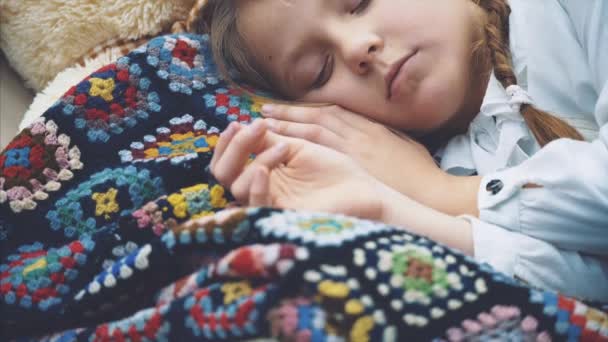 Dulce encantadora niña está durmiendo en su gran osito de peluche blanco . — Vídeos de Stock