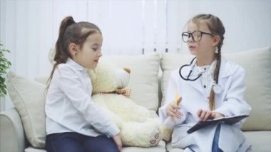 Oyuncak ayı hasta. Doktor, ayıların teşhisini yazan bir doktor rolündeyiz..