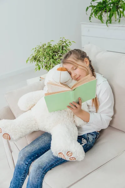 Dulce encantador niño es encantador dormir, libro holdinng, abrazo blanco suave oso . — Foto de Stock