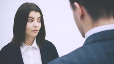 Ofis çalışanı patronuna rapor veriyor, bir şey anlatıyor, ama o dinlemek istemiyor, yüz ifadesinden onun aptalca şeyler söylediğini gösteriyor..