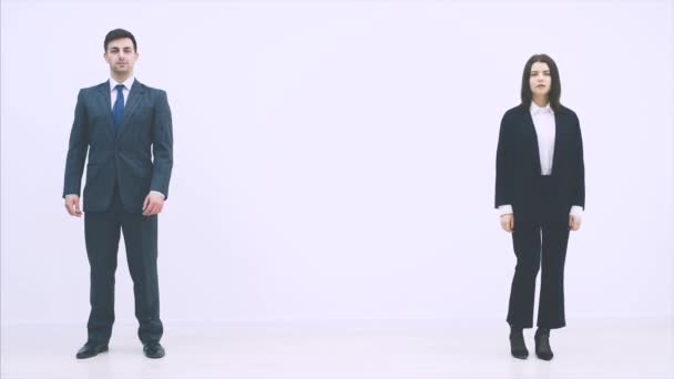 Привлекательный бизнесмен и женщина появляются с разных сторон на белом фоне, представляя друг друга, складывая руки . — стоковое видео