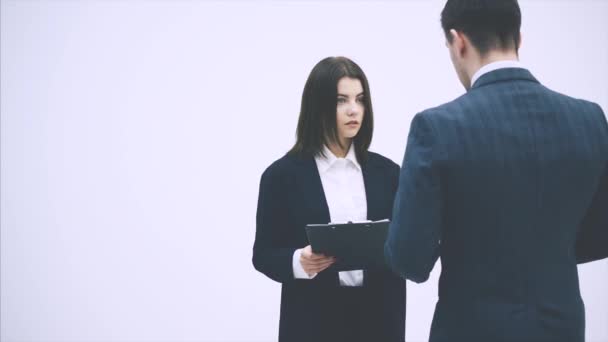 Hezká kancelářská žena se hlásí svému šéfovi. Ale on je velmi přísný, kritizuje ji, ukazuje na podložku. — Stock video