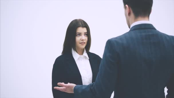 Leuke kantoorvrouw rapporteert aan haar baas. Maar hij is erg streng, bekritiseert haar, wijst naar het klembord. — Stockvideo