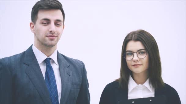 Sonriendo pareja de negocios ricos y confiados. El hombre señala a un fan de los billetes de dólar en manos de mujeres, dando el pulgar hacia arriba .. — Vídeos de Stock