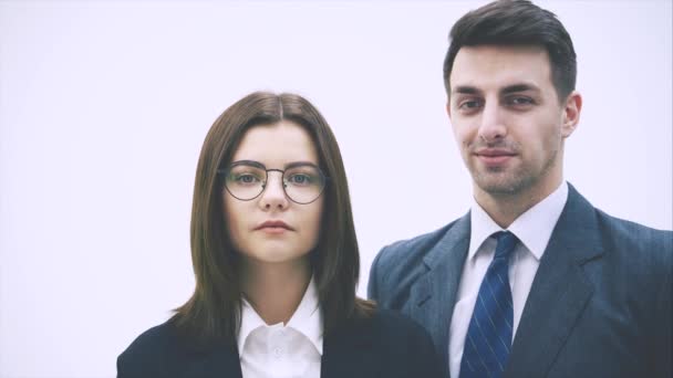 Serio seguro de que la pareja de negocios está mirando a la cámara. Mujer sostiene un ventilador de billetes de dólar, extendiéndolo a la cámara, sonriendo . — Vídeos de Stock