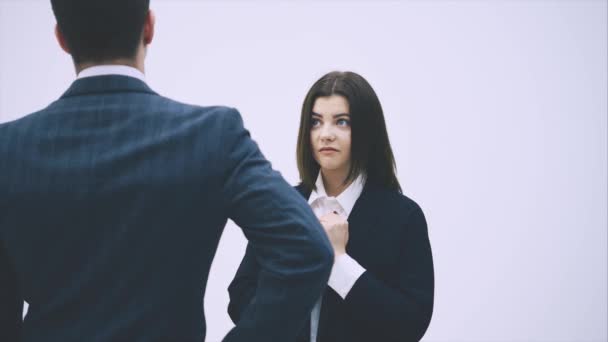 A mulher gira do escritório está a pedir a promoção ao patrão. Mas ele é muito rigoroso, a dizer para sair daqui. . — Vídeo de Stock