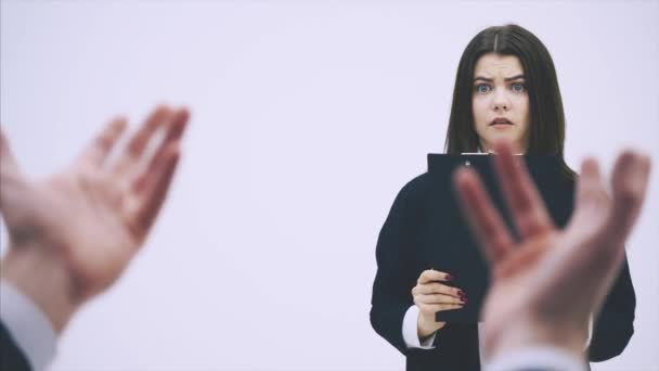 Die hübsche Büroangestellte meldet sich bei ihrem Chef. aber er ist sehr streng, kritisiert sie und winkt verzweifelt mit den Händen. — Stockvideo