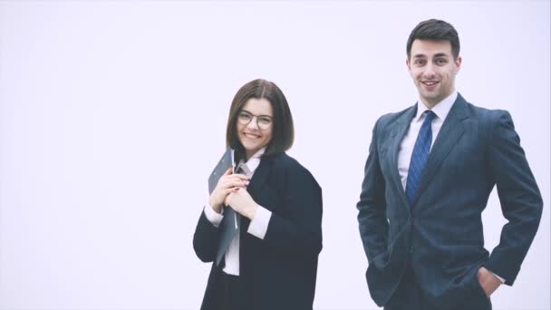 Bom casal de negócios de pé, posando, sorrindo, olhando feliz e engraçado . — Vídeo de Stock