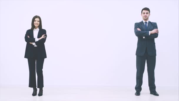 Affärsman och kvinna står, händerna vikta, ser med självsäker ansiktsuttryck. — Stockvideo