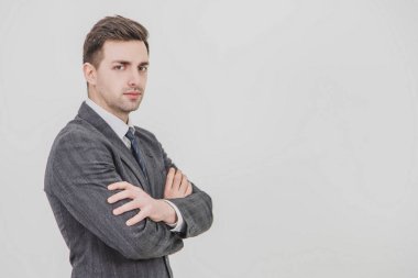 Kendine güvenen yakışıklı iş adamı kameranın sağında, elleri bağlıydı..