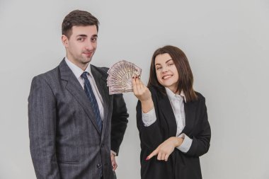 Mutlu ve varlıklı, kendine güvenen bir çift. İnsan eli akimbo ile ayakta duruyor. Onun tarafındaki kadın elinde bir dolar banknotları hayranı, dikkatsizce gülümsüyor..