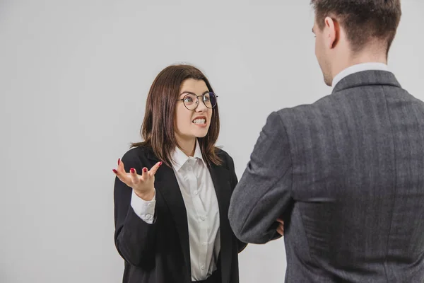 Dos socios tienen una charla expresiva. Mujer enojada está gritando en el hombre, haciendo expresiones de cara loca y movimientos . — Foto de Stock