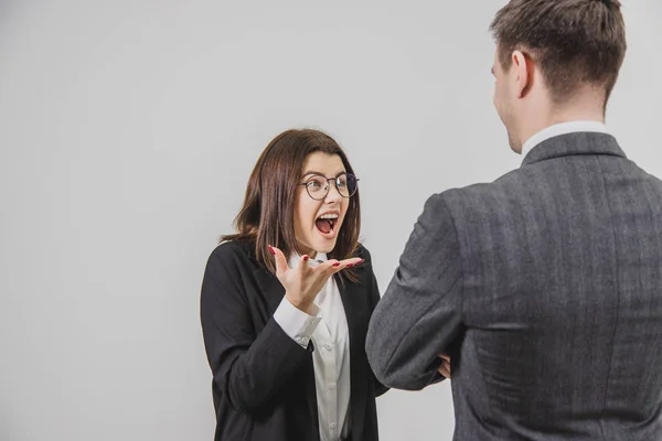 Dos socios tienen una charla expresiva. Mujer enojada está gritando en el hombre, haciendo expresiones de cara loca y movimientos . —  Fotos de Stock