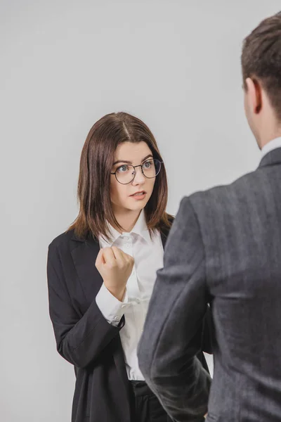 El jefe y la secretaria están hablando en serio. Estricta jefa amenaza a su secretaria con un puño . —  Fotos de Stock