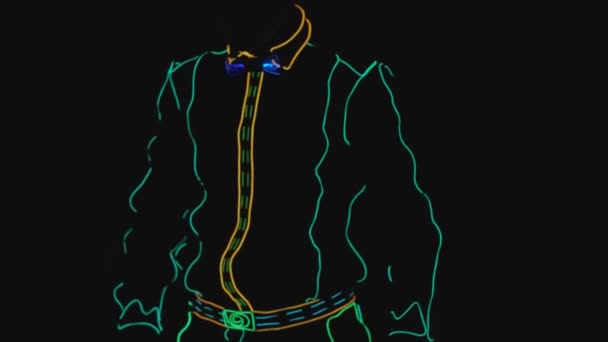 Spectacle barmen. Performance. Barmaid et Barman dansent ensemble, habillés en uniforme néon sur fond noir. Au ralenti. 4K .